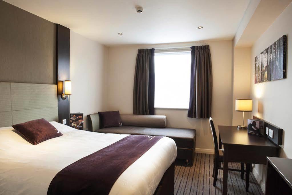 Premier Inn London Croydon West - Purley A23 ภายนอก รูปภาพ