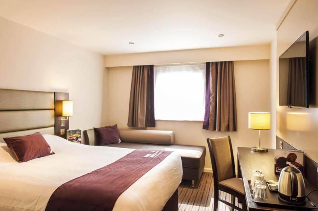 Premier Inn London Croydon West - Purley A23 ภายนอก รูปภาพ